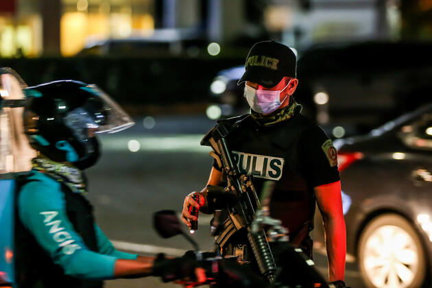 Coronavirus auf den Philippinen, Polizei überwacht Ausgangssperre
