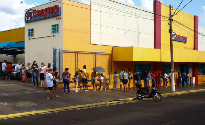Coronavirus in Brasilien, Lange Schlangen vor Supermarkt in Ribeirao Preto vor Lockdown