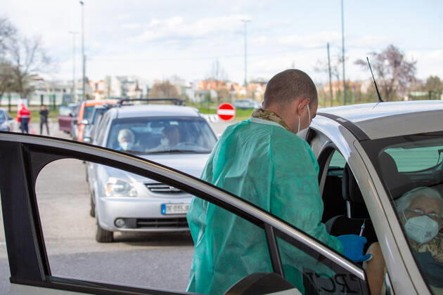Coronavirus in Italien, Drive In Impfzentrum bei Mailand