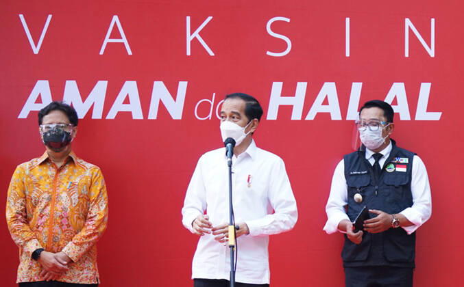 Coronavirus in Indonesien, Joko Widodo besucht Impfstation in Bogor