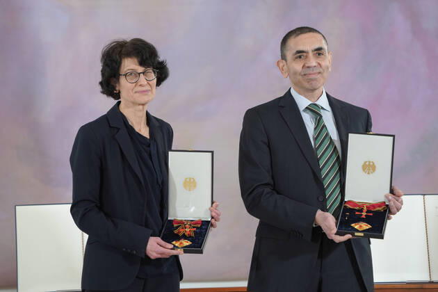 Berlin, Verleihung des Bundesverdienstkreuzes an Biontech-Gründer Özlem Türeci und Ugur Sahin