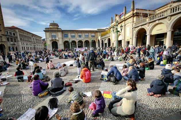 Coronavirus in Italien, Eltern und Kinder demonstrieren gegen Corona-Maßnahmen in Bergamo