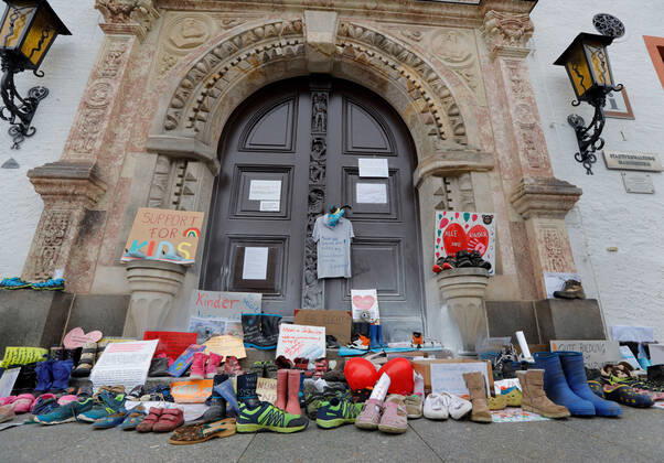Coronavirus in Sachsen, Kinderschuhe als Protest gegen Schulschließungen in Marienberg