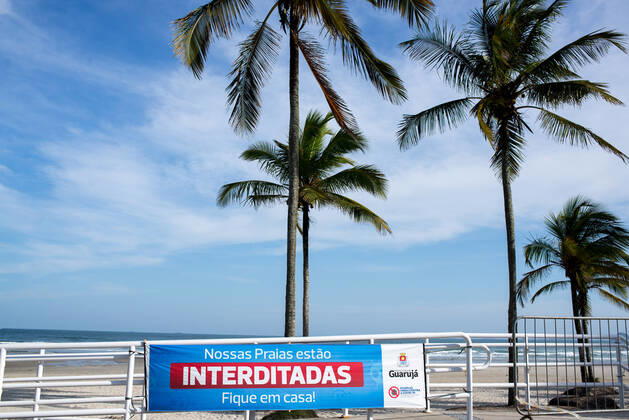 Coronavirus in Brasilien, Geschlossener Strand von Guaruja bei Sao Paulo