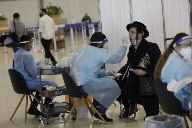 Coronavirus in Israel, Passagiere werden am Flughafen Ben Gurion in Tel Aviv getestet
