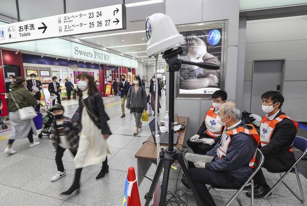 Coronavirus in Japan, Kontrollen an einem Bahnhof in Osaka nach Aufhebung des Notstands