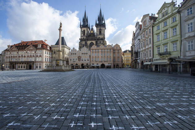 Coronavirus in Tschechien, Gedenken an Corona-Opfer, 22.000 Kreuze auf dem Altstadtplatz in Prag