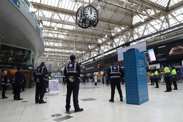 Coronavirus in Großbritannien, Gedenkminute an die Pandemie-Opfer in London