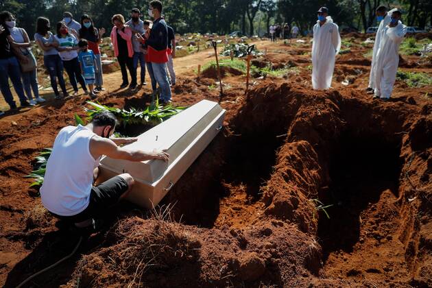 Coronavirus in Brasilien, Beerdigung auf einem Friedhof in Sao Paulo