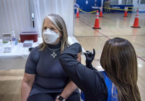 Coronavirus in den USA, Gouverneurin von New Mexiko lässt sich in Santa Fe impfen