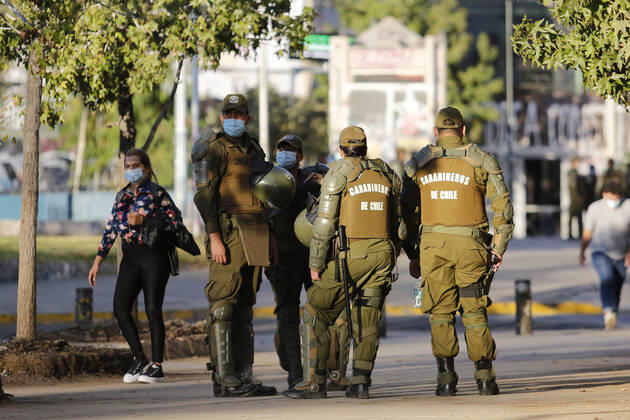 Coronavirus in Chile, Polizisten kontrollieren die Straßen von Santiago vor Beginn des Lockdown