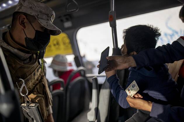 Coronavirus in Chile, Polizisten kontrollieren in Santiago die Einhaltung der Quarantäne-Maßnahmen