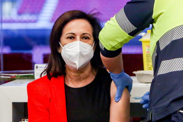 Coronavirus in Spanien, Verteidigungsministerin Margarita Robles lässt sich in Madrid impfen