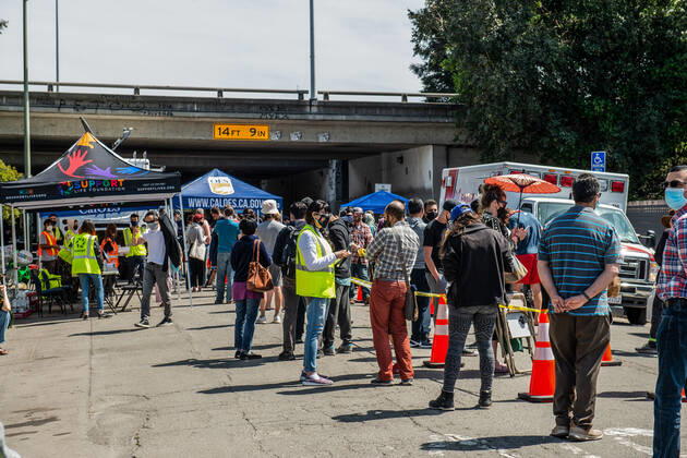 Coronavirus in den USA, Warteschlangen vor dem Impfzentrum in Oakland