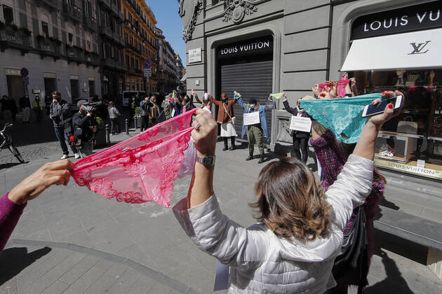 Italy, fashion boutiques protest Corona measures with underwear human chain