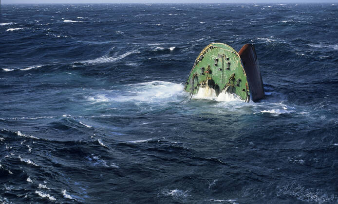IMAGO History, Die größten Ölkatastrophen, Tanker Erika bricht 1999 vor der Bretagne auseinander