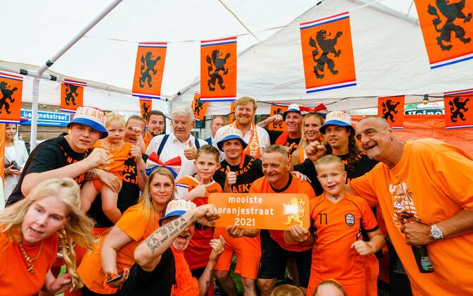 EURO 2021, King Willem-Alexander mingles with fans in The Hague ahead of match against Austria