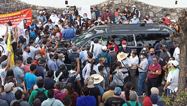 Mexico, President Obradors limousine blocked by demonstrating teachers