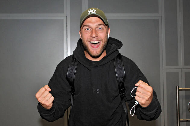 RTL Show Ich bin ein Star - holt mich hier raus, Dschungelcamp 2022, Ankunft von Dschungelkönig Filip Pavlovic am Flughafen Frankfurt aM
