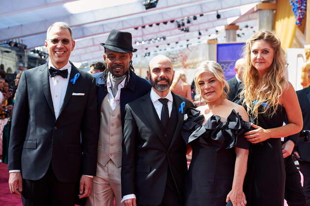 94th OSCARS Academy Awards, stars wearing Action With Refugees blue ribbon