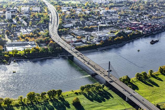NRW, Rheinbrücke Bonn-Nord / Friedrich-Ebert-Brücke wird für Kraftfahrzeugverkehr gesperrt - Archivbilder