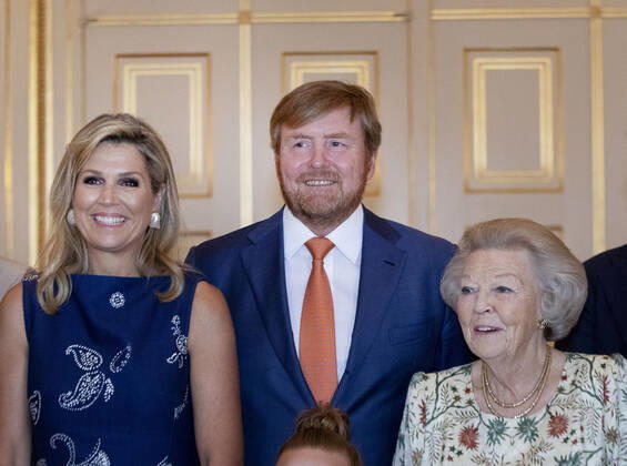 Niederländisches Königspaar und Prinzessin Beatrix bei der Apples of Orange Award Verleihung