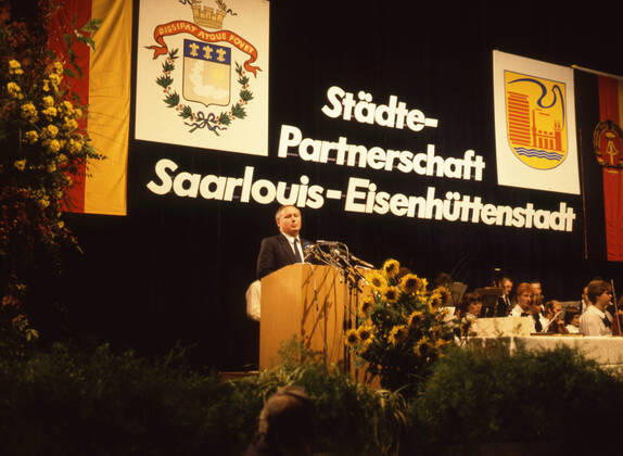 First inter-German town twinning between Saarlouis and Eisenhüttenstadt; 40th anniversary on 19 September