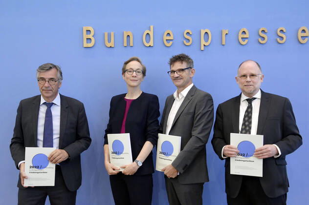 Berlin Bundespressekonferenz: Vorstellung Friedensgutachten 2022