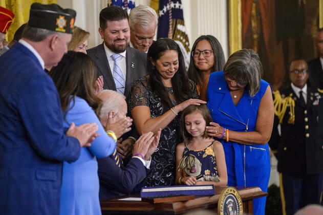 USA, Joe Biden unterschreibt PACT Act of 2022, Ausweitung der Gesundheitsleistungen für Veteranen