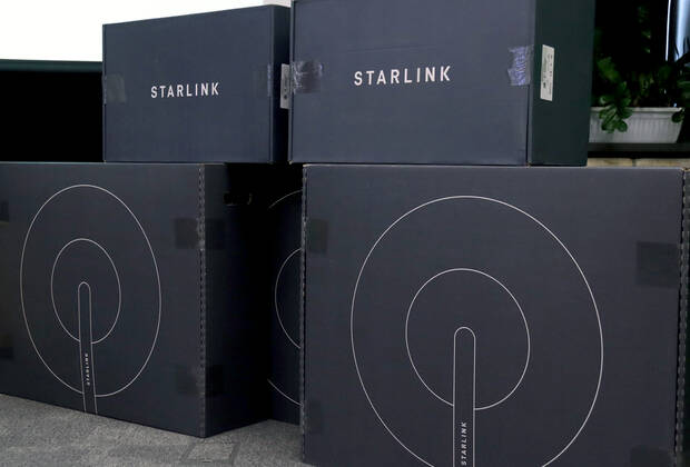Polen, Starlink-Bodenstation bei Warschau in Flammen - Symbol- / Archivbilder