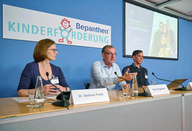 Berlin, Pressekonferenz zur Vorstellung der Vertrauensstudie 2022 Angst vor der Zukunft
