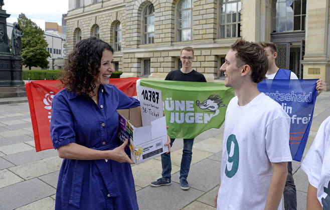Berlin, 10,767 signatures for a 9-Euro-Ticket handed over to Senator Bettina Jarasch