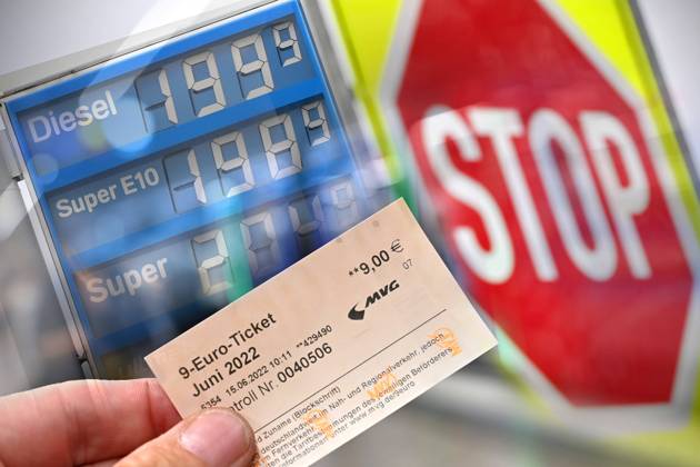Last day for fuel discount - photo montages