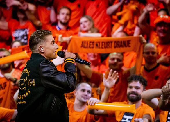 Mart Hoogkamer presents football song in Dutch TV show