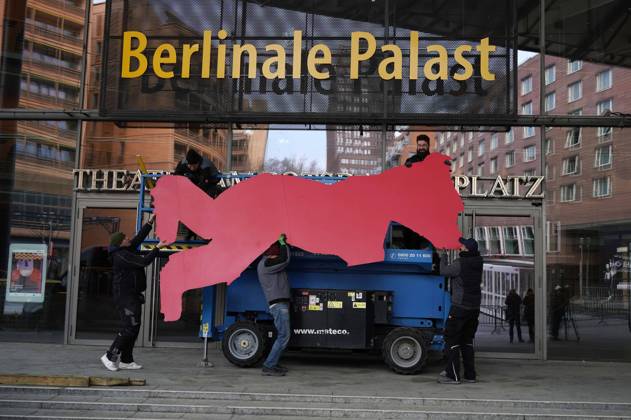 Berlin, Berlinale Bear to be installed on the façade of the Theater am Potsdamer Platz
