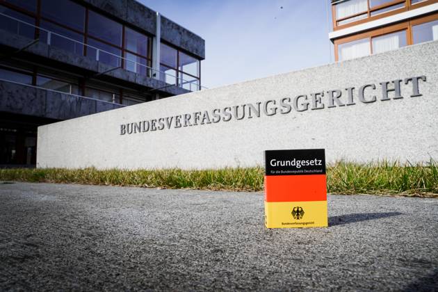 Bundesverfassungsgericht nimmt seine Arbeit auf, 75. Jahrestag am 28. September