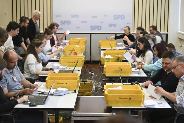 Berlin, counting of the members vote at the SPD headquarters