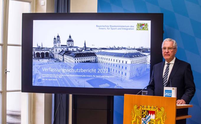 München, Innenminister Herrmann stellt Verfassungsschutzbericht 2022 vor