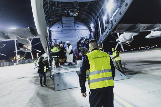 Berlin, landing of evacuees from Sudan at BER airport