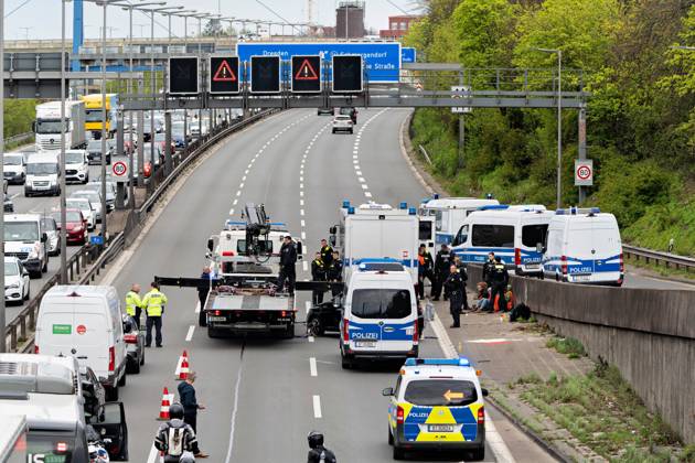 Berlin, climate activists block city motorway A100