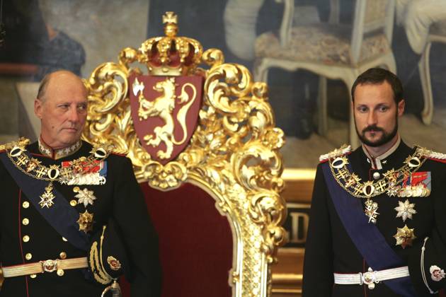 König Harald V. von Norwegen mit Kronprinz Haakon, Archivbilder