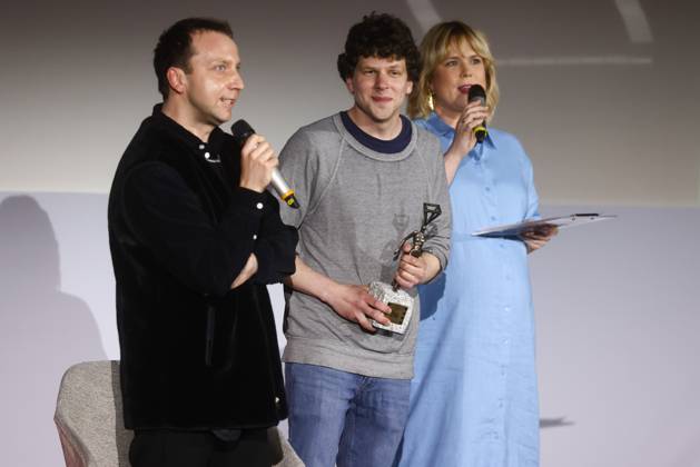 Jesse Eisenberg erhält den Against the Current Award in Krakau
