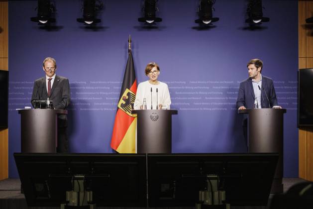 Berlin, Press conference on the handover of the memorandum of the expert commission on laser fusion