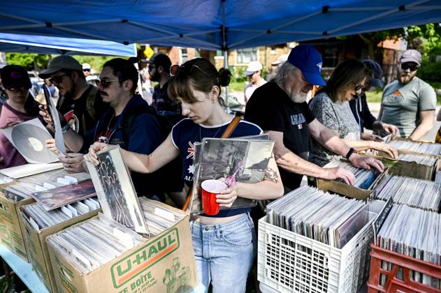 Canada, Great Glebe Garage Sale in Ottawa