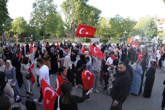 Run-off election in Turkey, Erdogan supporters celebrate in Berlin