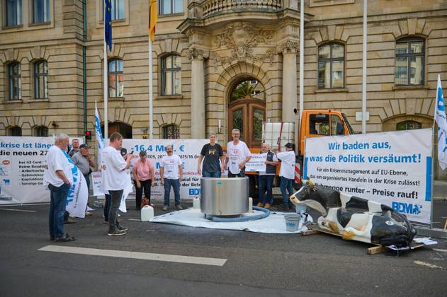 Germany, Dairy farmers protest in front of the Federal Ministry of Agriculture in Berlin