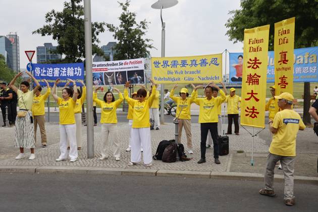 Berlin, anti-China demonstration on the sidelines of Li Qiangs visit.