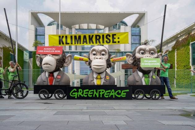 Berlin, Greenpeace protest action in front of the Federal Chancellery