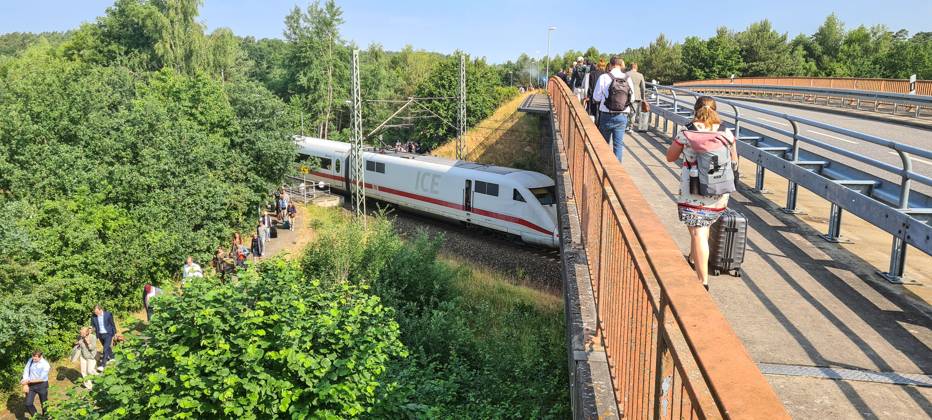 Mecklenburg-Western Pomerania, evacuation of ICE 703 between Hamburg and Berlin in Strohkirchen