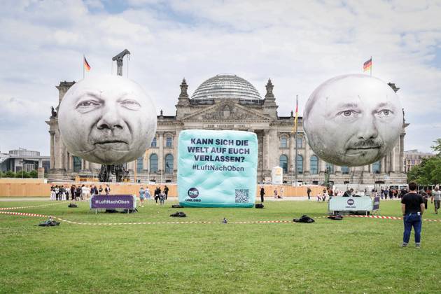 Berlin, Action ONE in front of the Brandenburg Gate, Air Up for Olaf Scholz and Christian Lindner